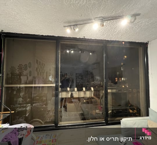 חלונות גדולים עם תריסים סגורים למחצה